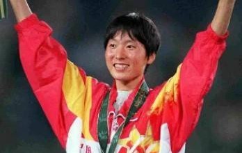 退役后移居美国，3个孩子3个爹，53岁奥运冠军王军霞现在还好吗？|中长跑|婚姻|运动员|人生|传奇_新浪体育_新浪新闻